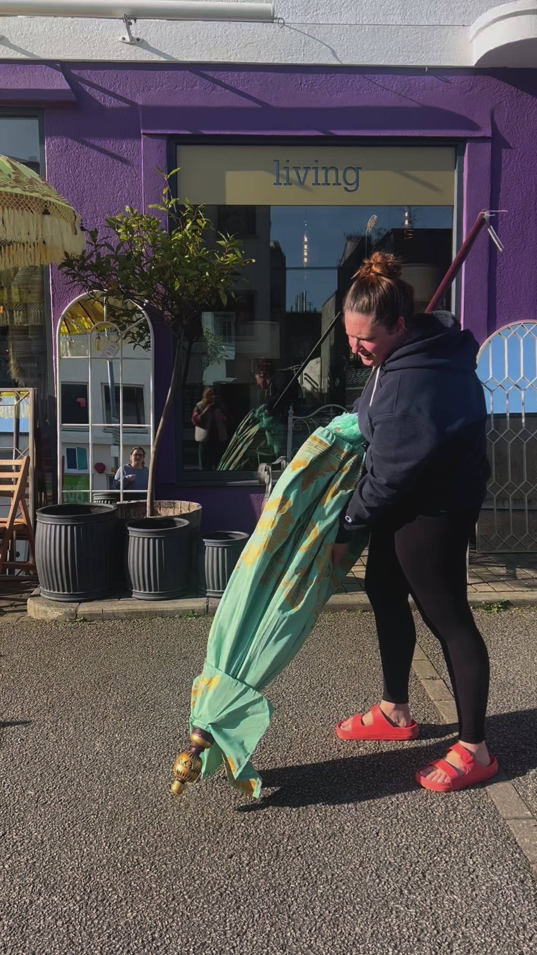 Nicole Guide to Opening up Parasols - Uneeka
